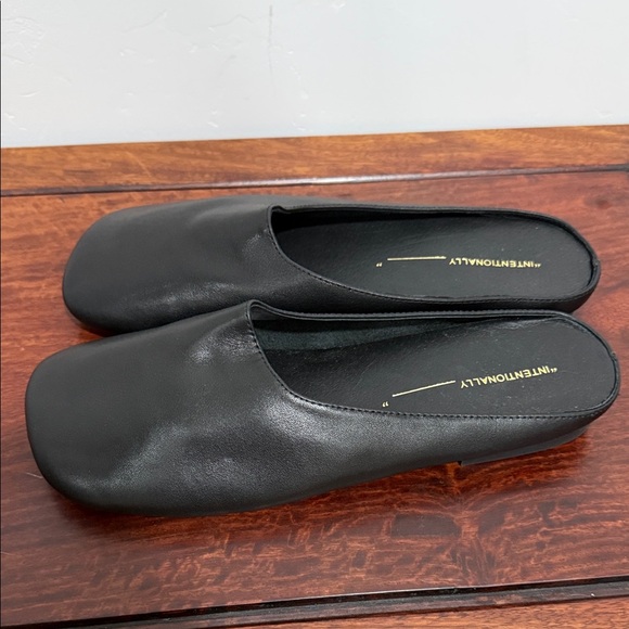 New “INTENTIONALLY BLANK “ Sync Mules Black Leather Slip-On Flats - Picture 3 of 4